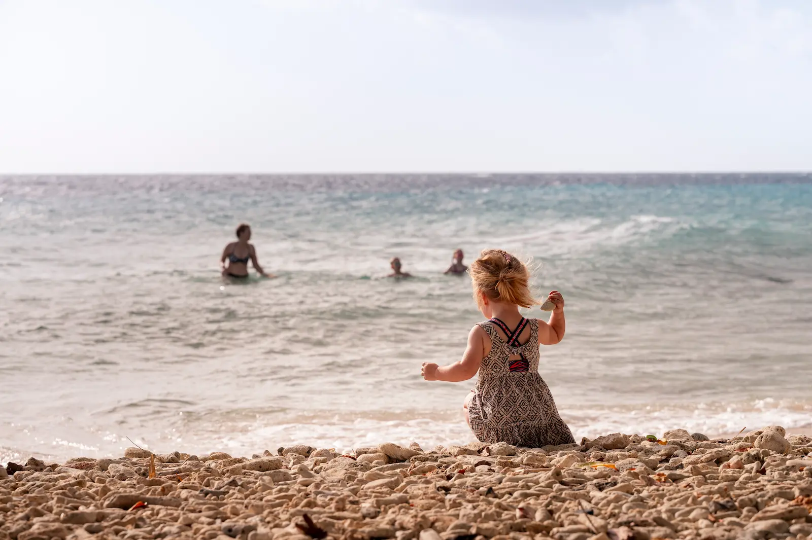 Fotoshoot gezin curacao meisje aan de waterlijn