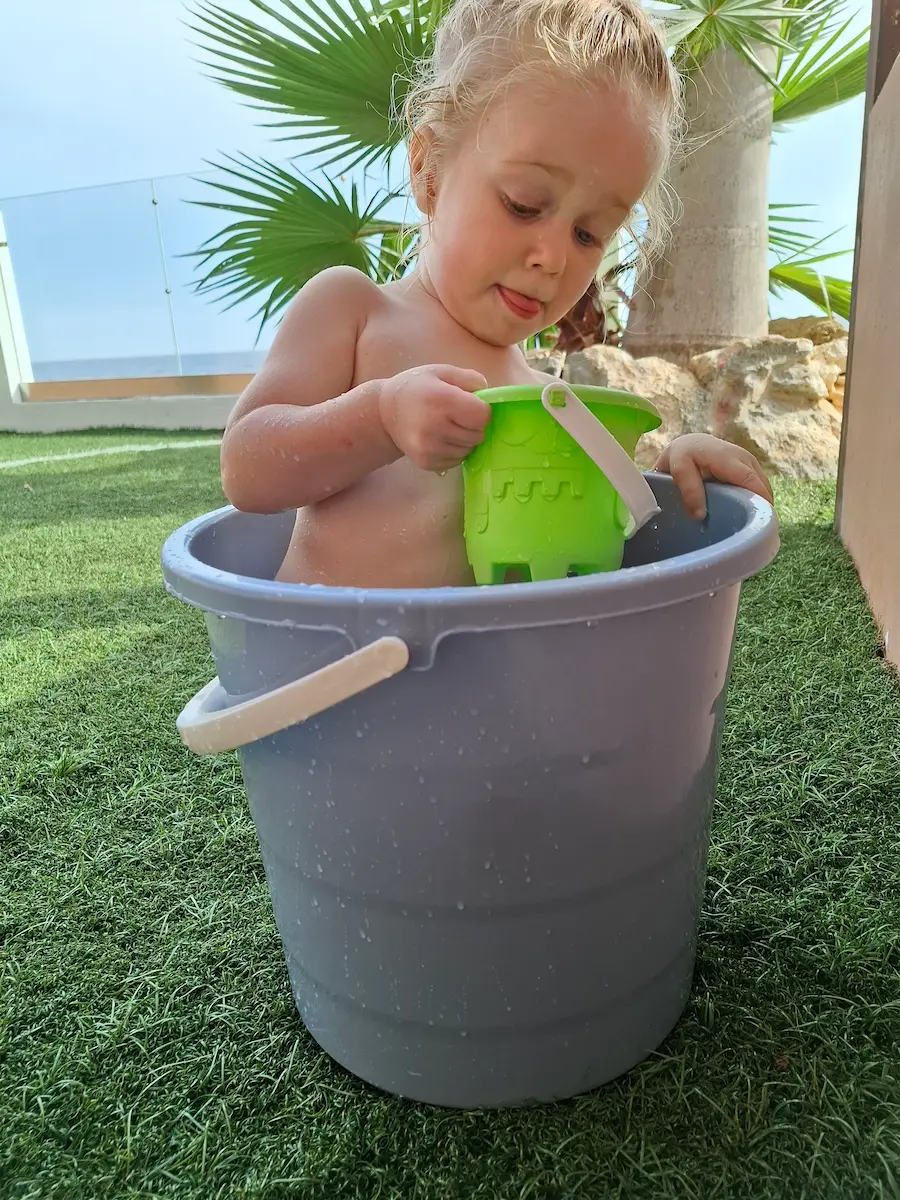 Sanne speelt met water in emmer 01