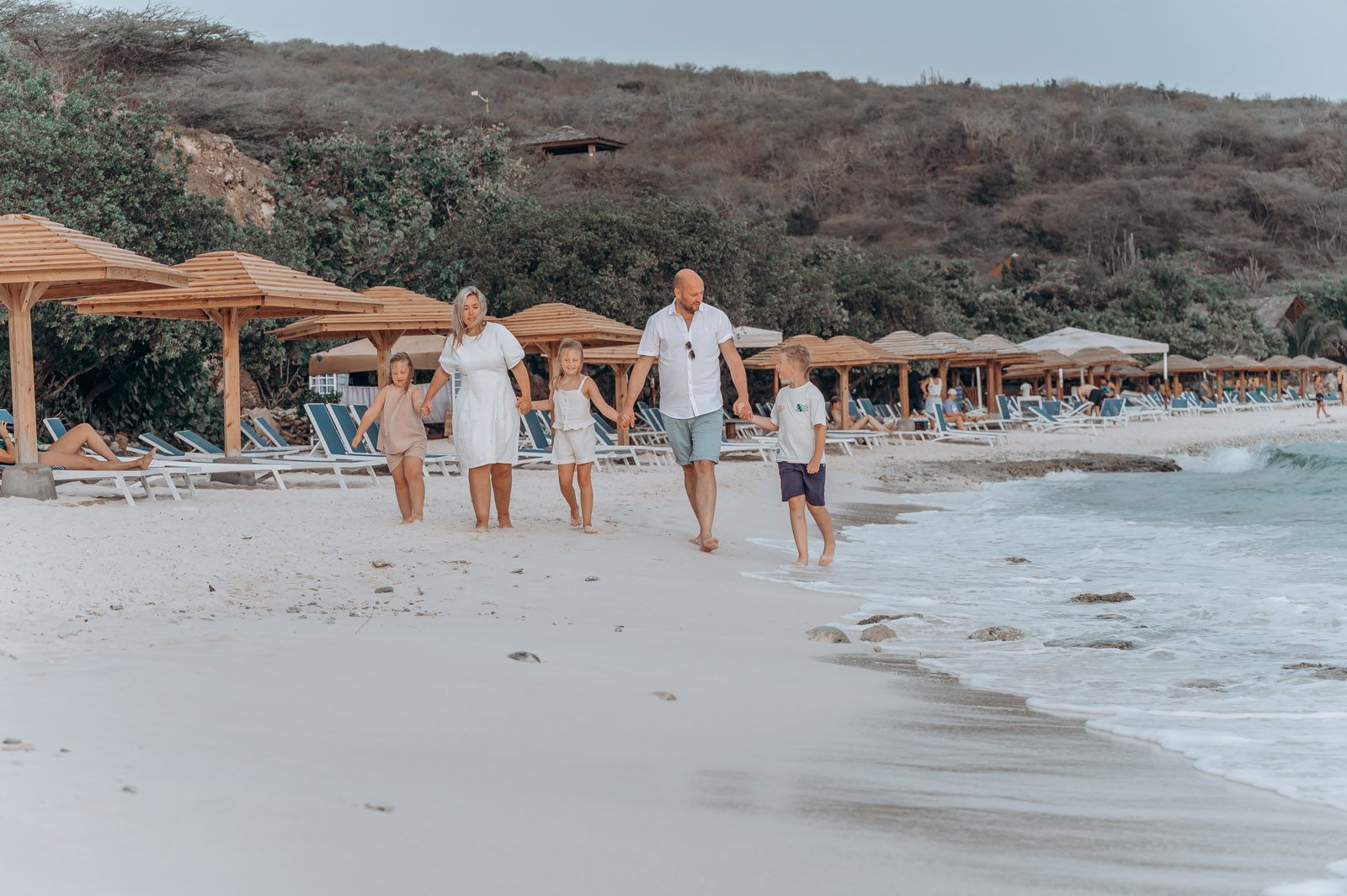 Gezinsfotografie-Porto-playa-marie-wandelend-over-het-strand-01.jpg