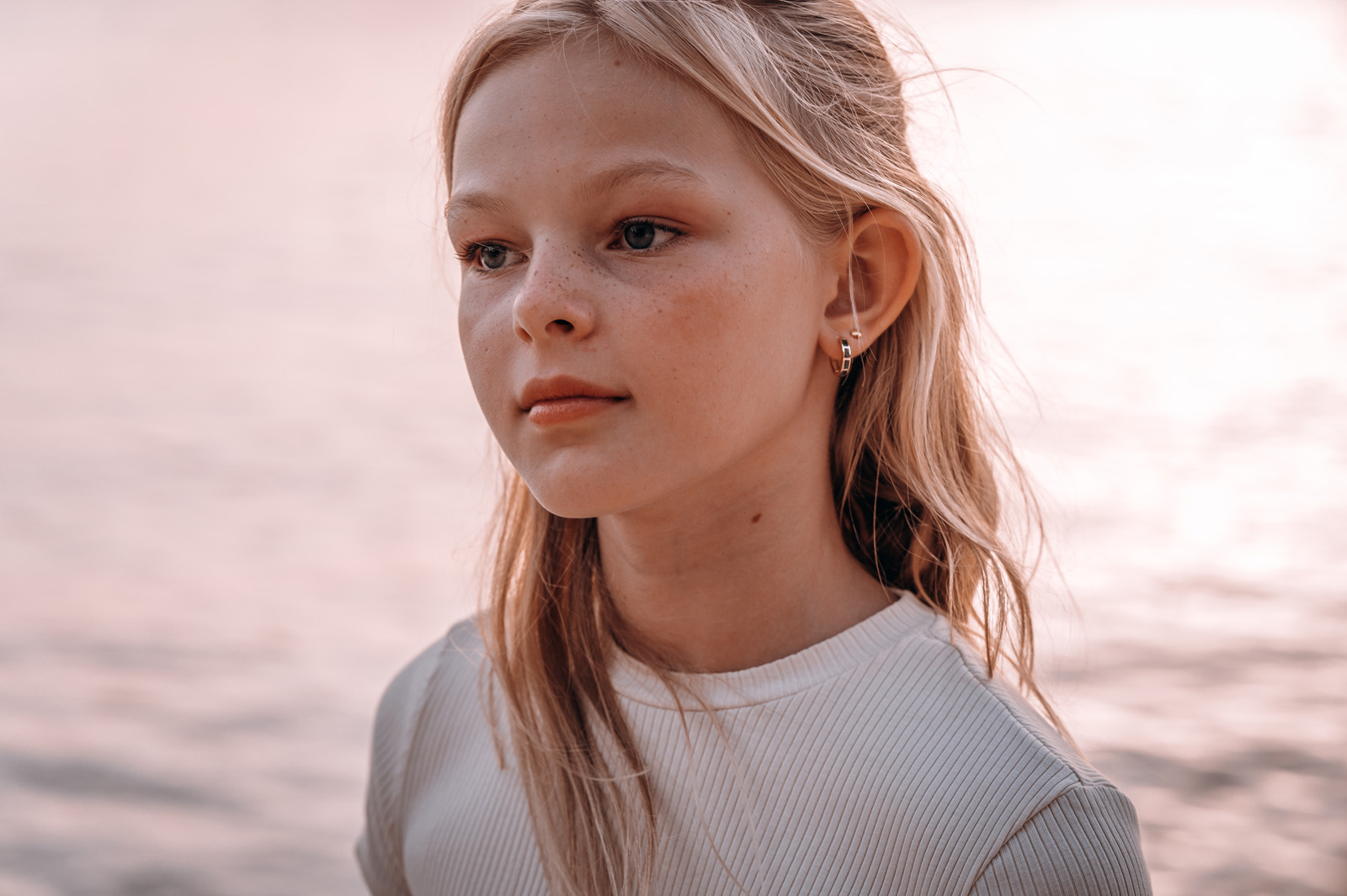 portret meisje rustige achtergrond