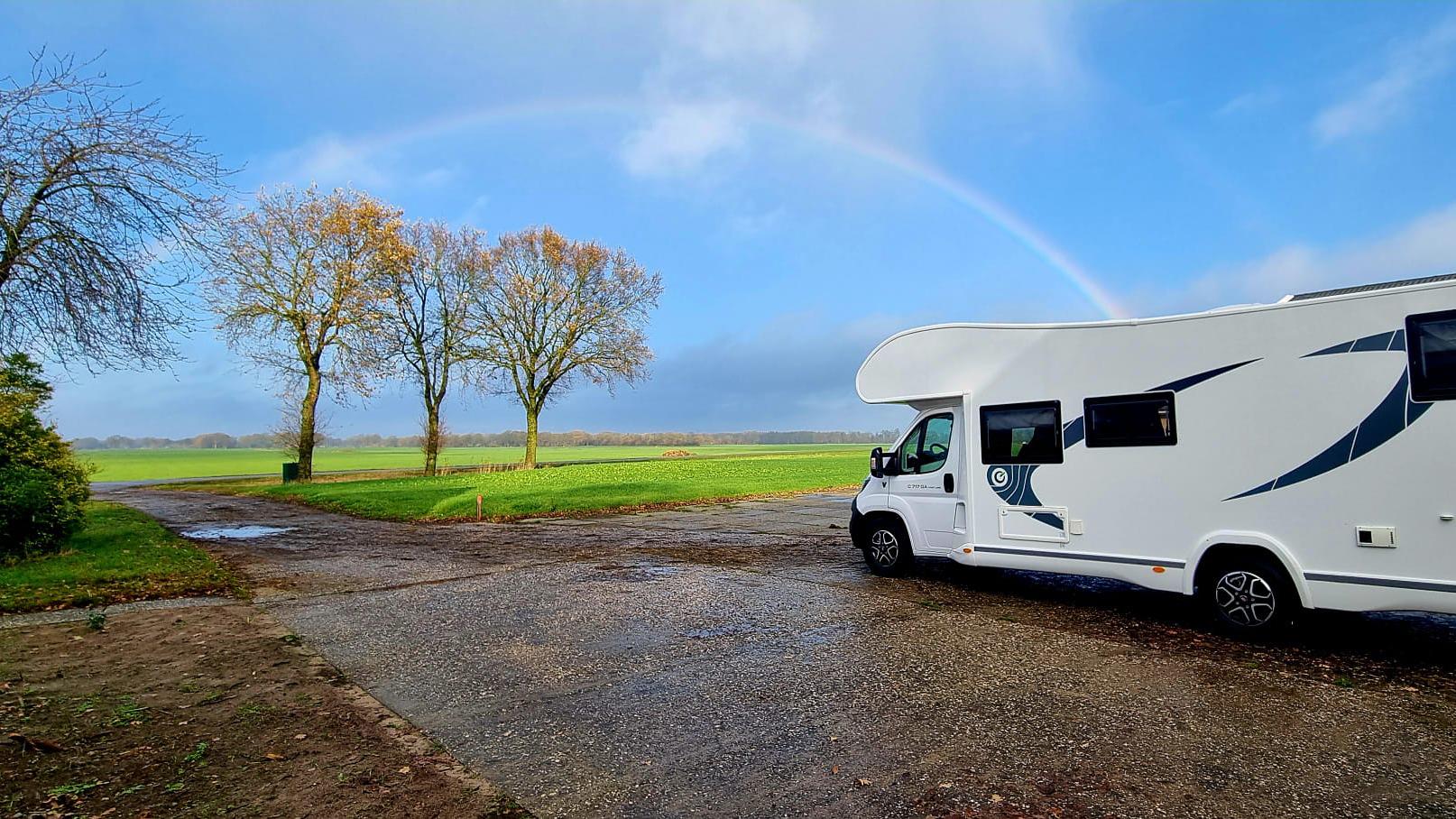 Camper onder regenboog