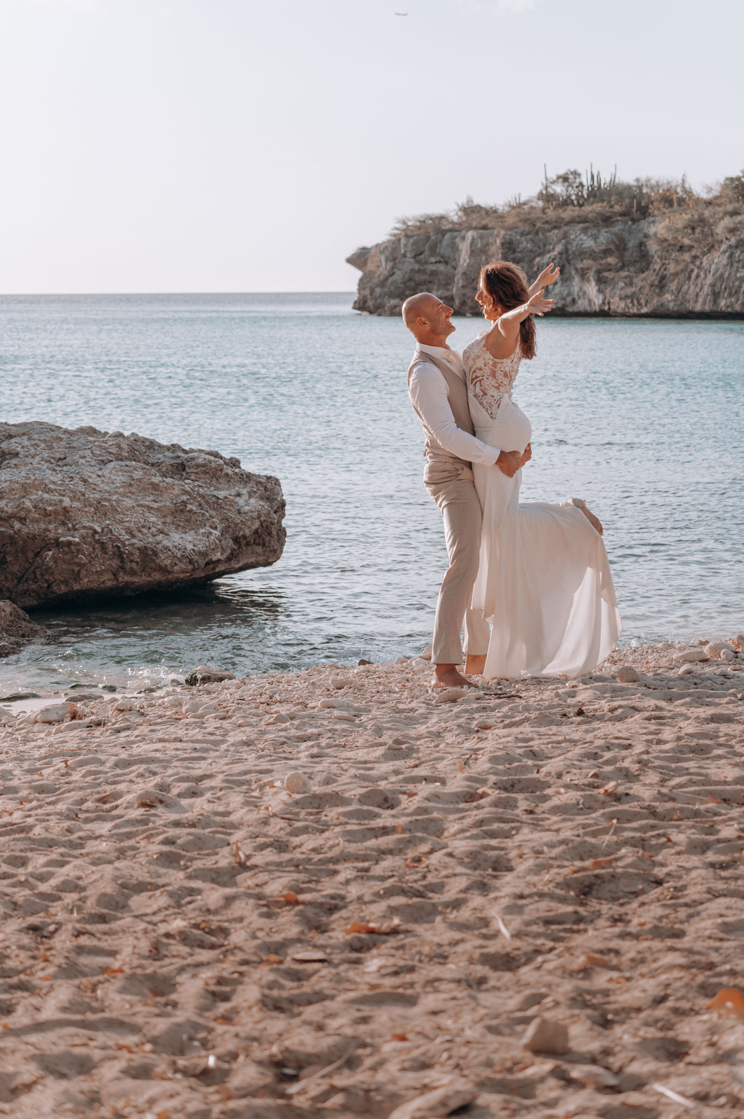 After wedding fotoshoot op strand van Curaçao