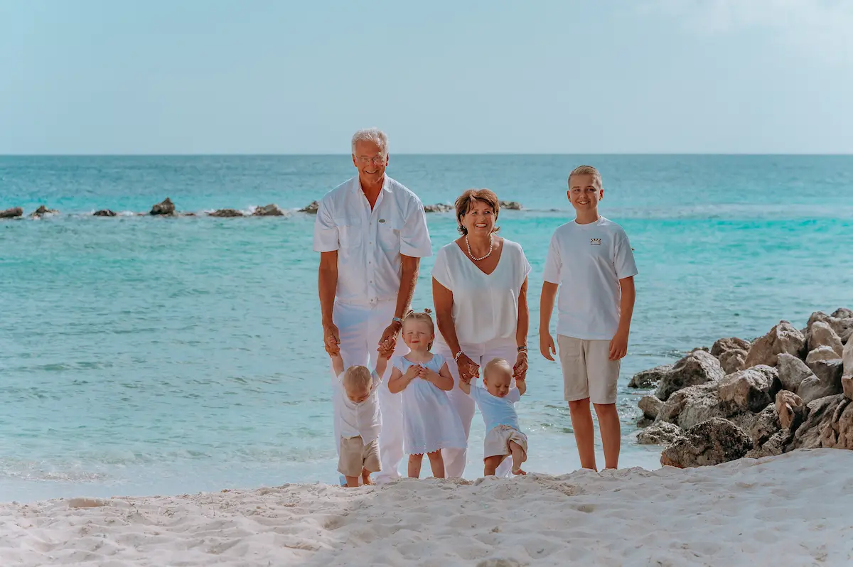 Extended family photoshoot ter Haar Marriott hotel beach 03